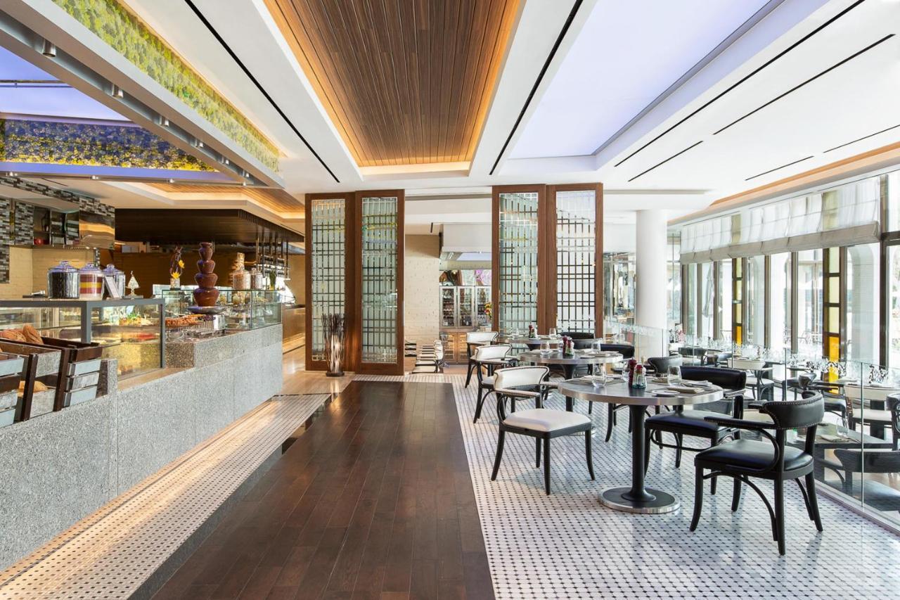 Le Meridien Abu Dhabi Bagian luar foto The Café