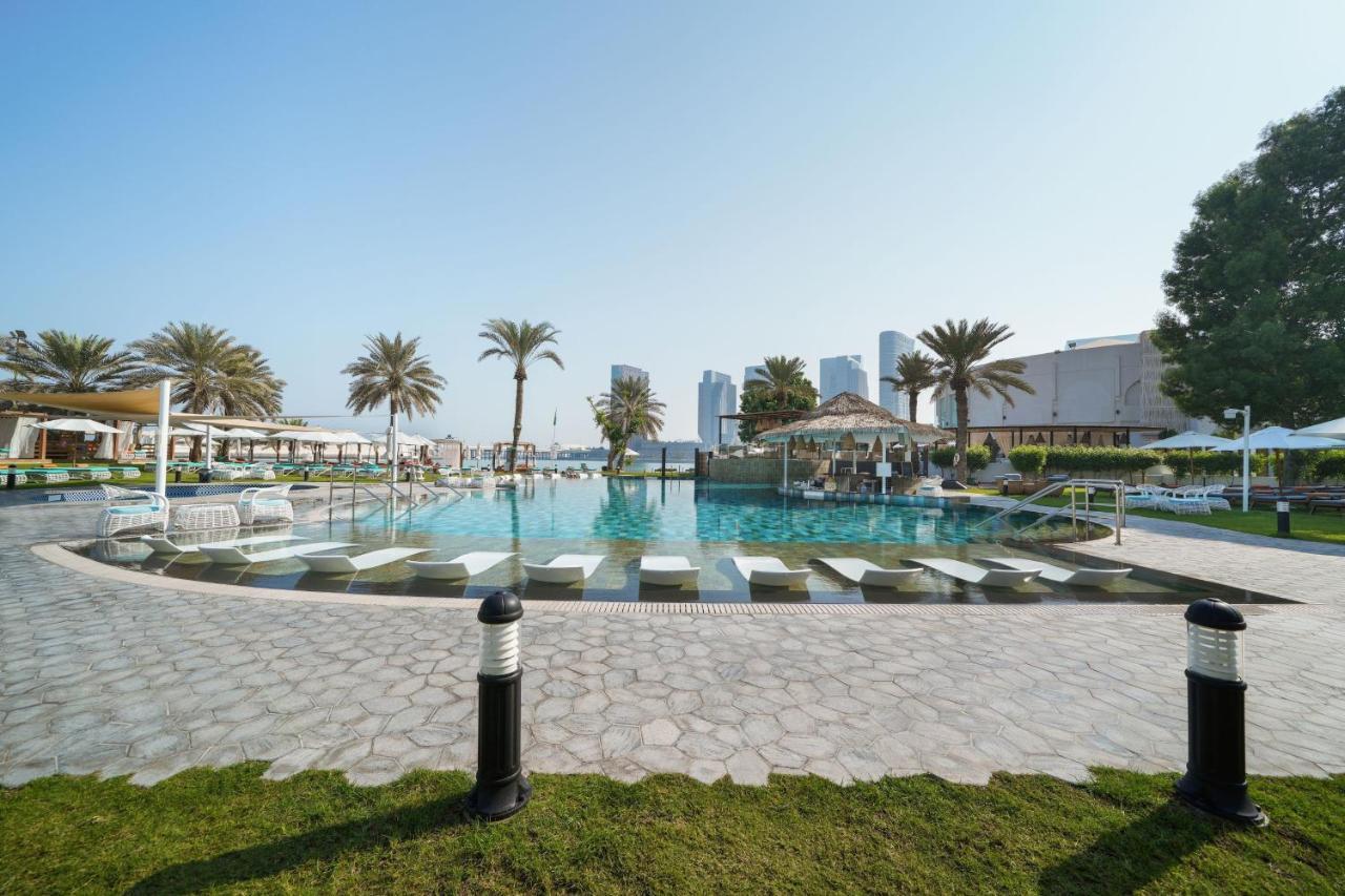 Le Meridien Abu Dhabi Bagian luar foto The pool at the Jumeirah Beach Hotel
