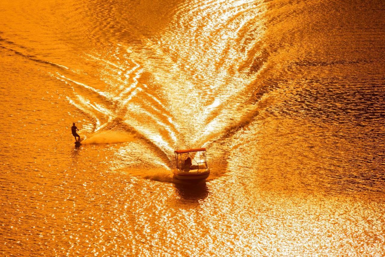 Le Meridien Abu Dhabi Bagian luar foto The fountain at night