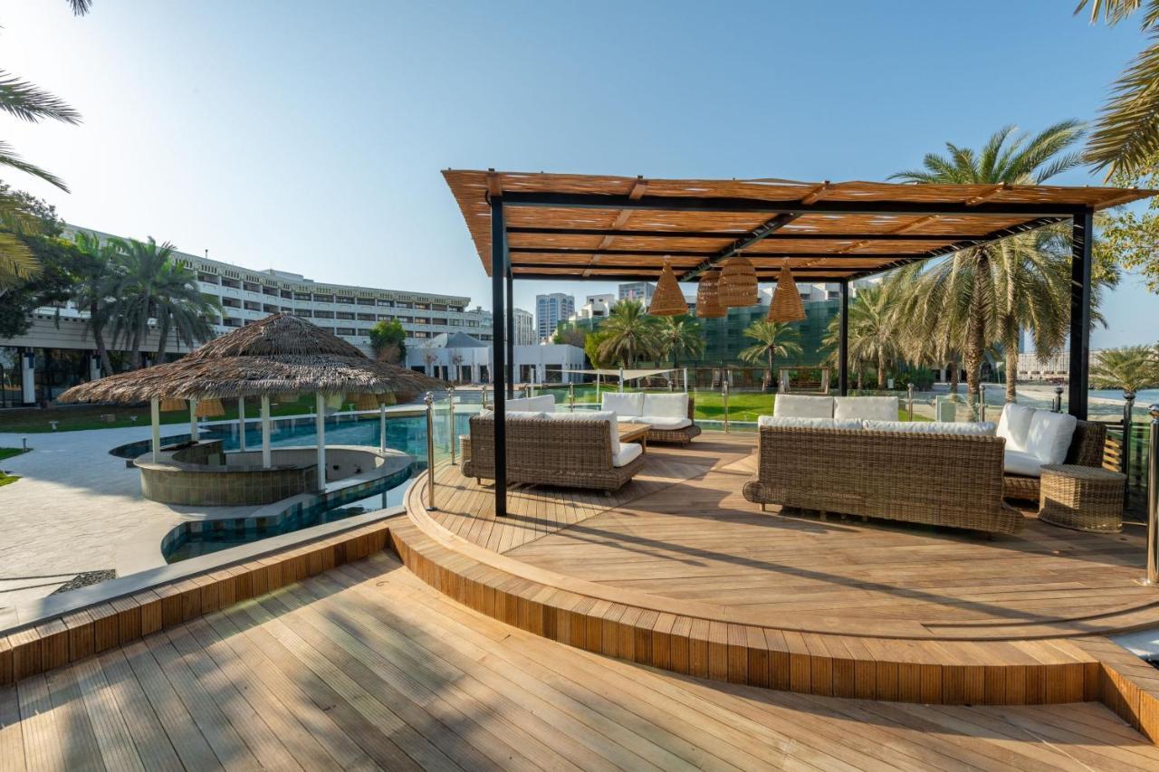 Le Meridien Abu Dhabi Bagian luar foto The resort's pool