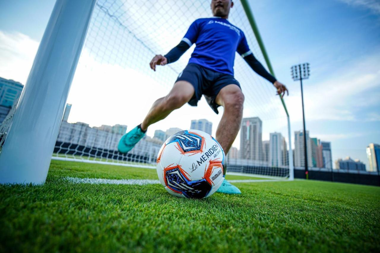 Le Meridien Abu Dhabi Bagian luar foto A player about to take a corner kick
