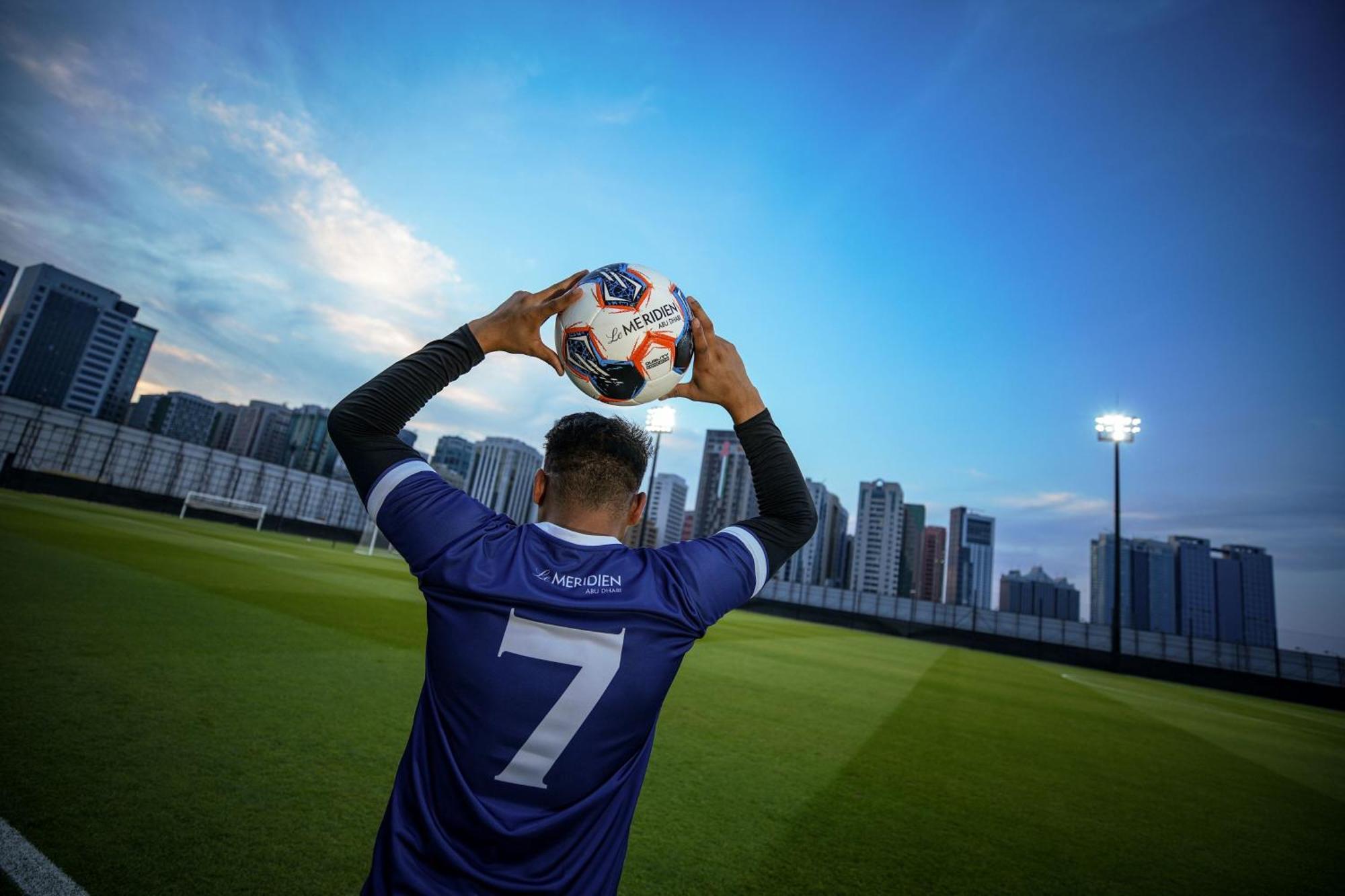Le Meridien Abu Dhabi Bagian luar foto A player throwing the ball in during a match.