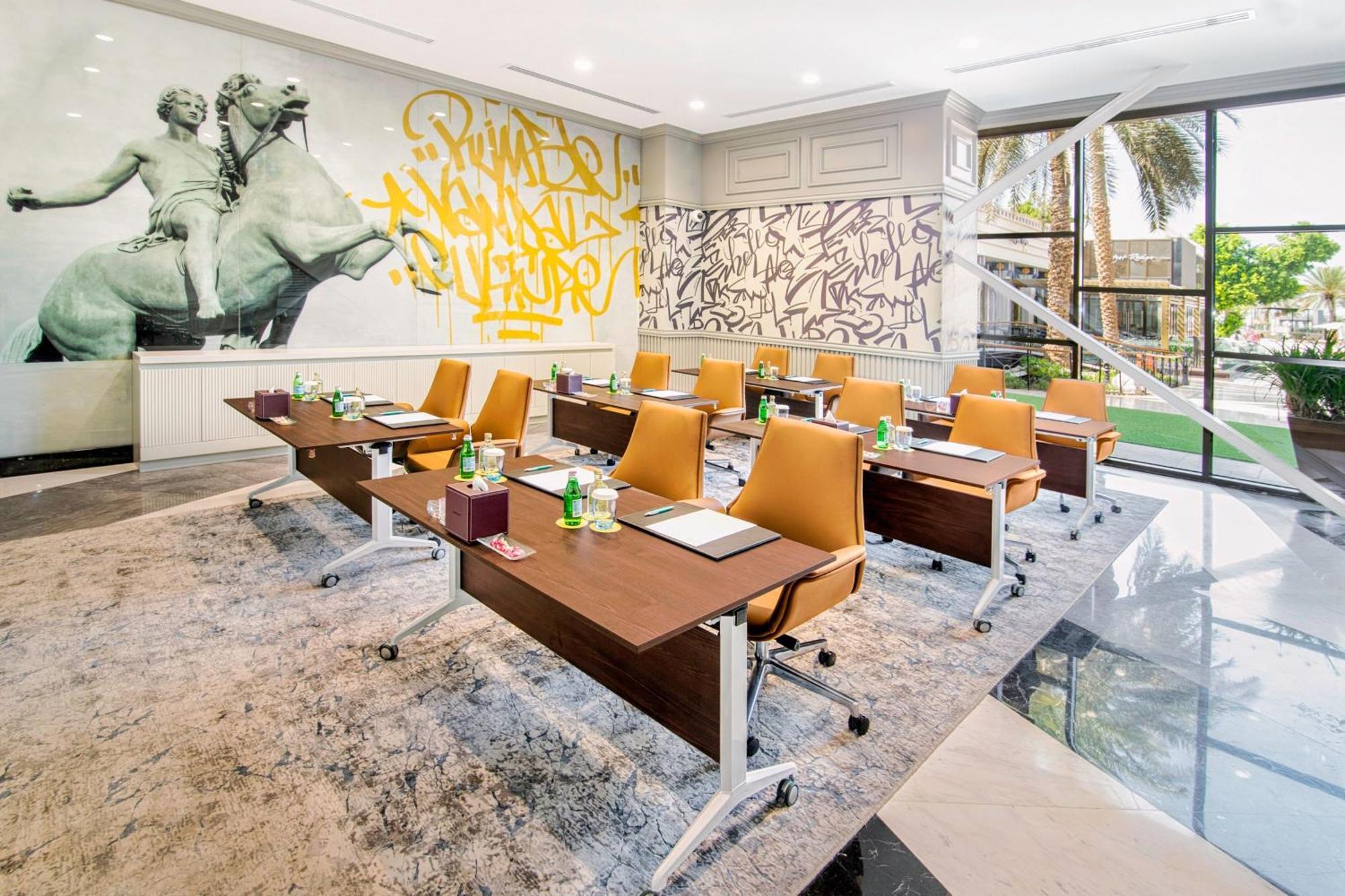 Le Meridien Abu Dhabi Bagian luar foto Meeting room