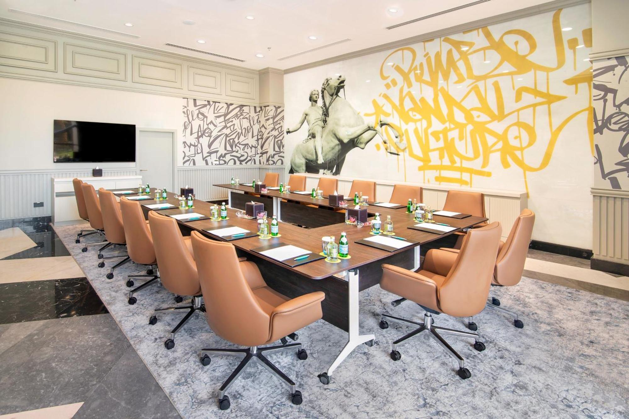 Le Meridien Abu Dhabi Bagian luar foto Meeting room at the hotel