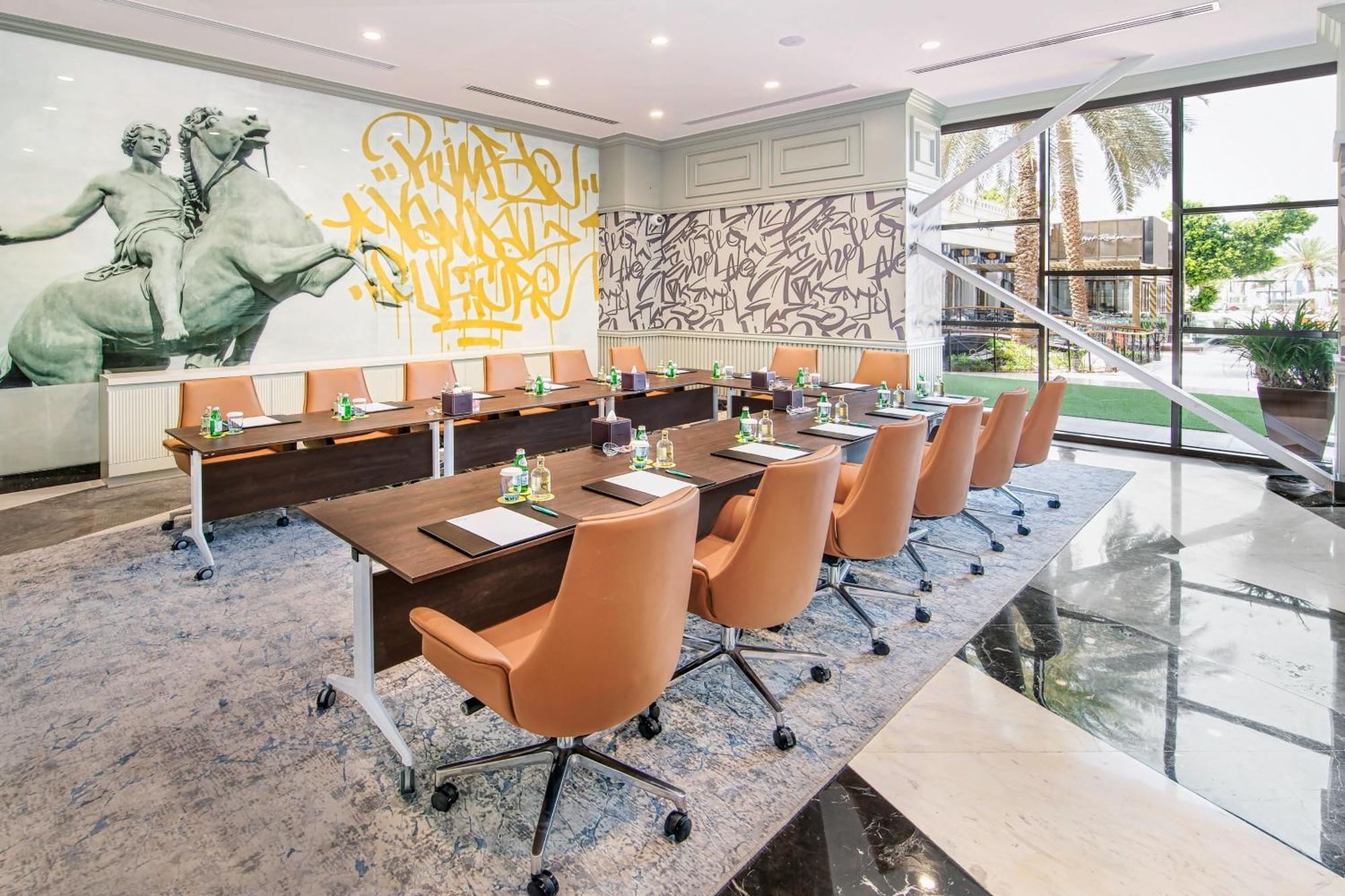 Le Meridien Abu Dhabi Bagian luar foto Meeting room