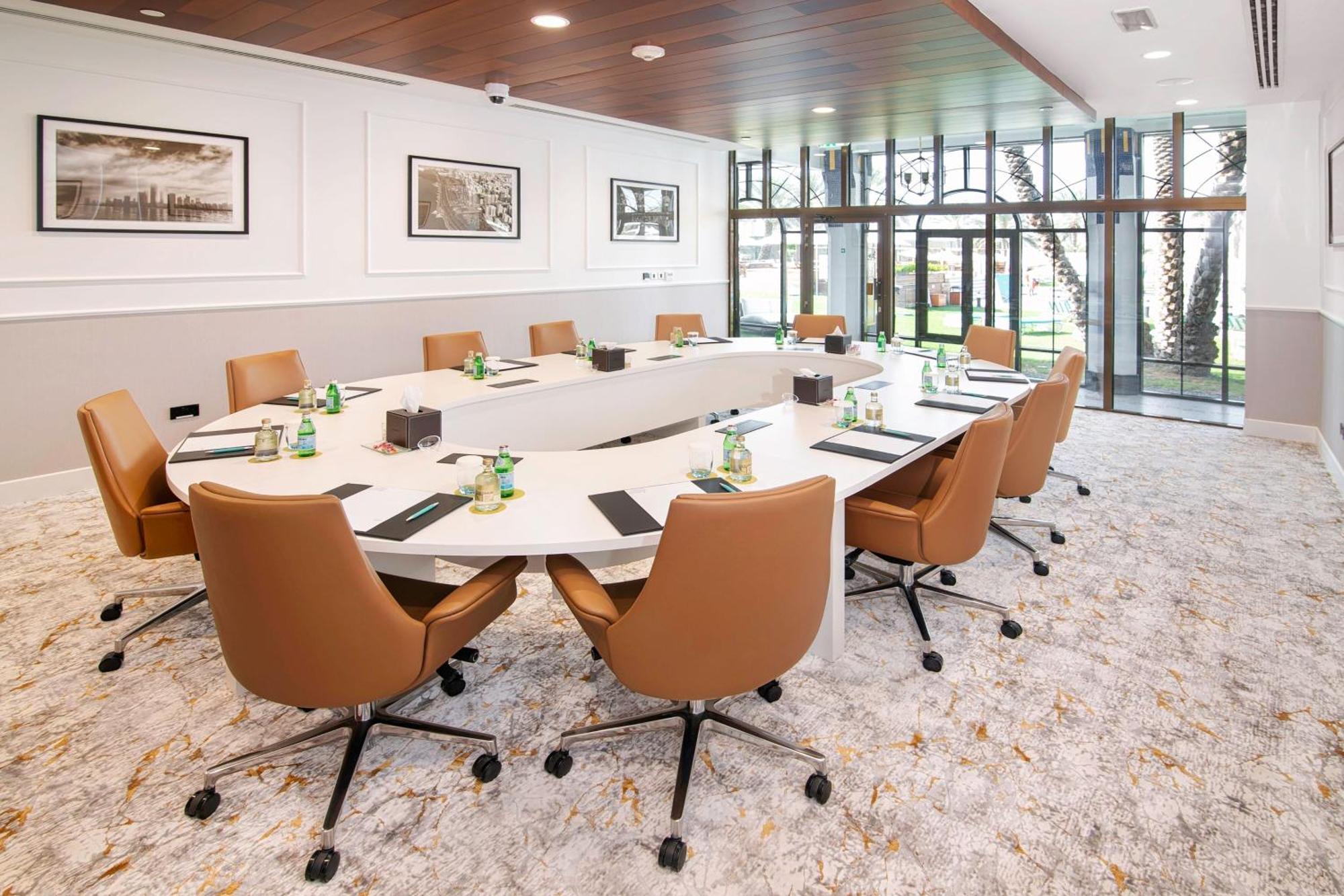 Le Meridien Abu Dhabi Bagian luar foto Meeting room