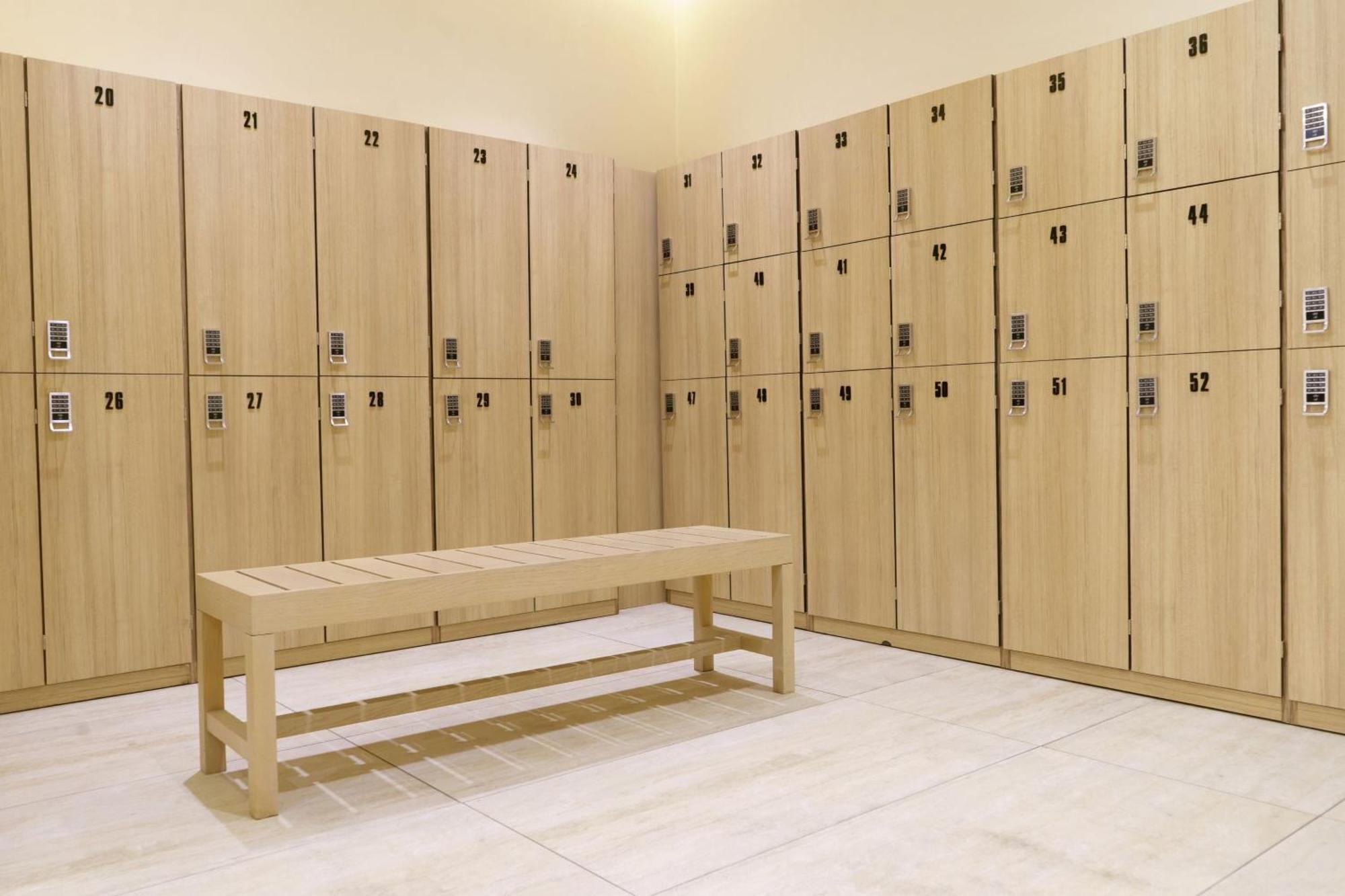 Le Meridien Abu Dhabi Bagian luar foto A locker room