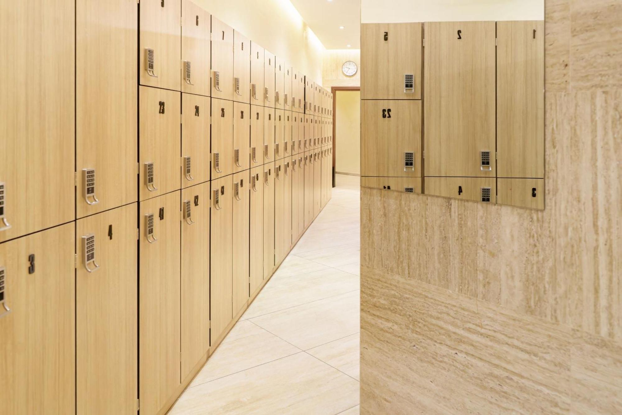 Le Meridien Abu Dhabi Bagian luar foto A locker room