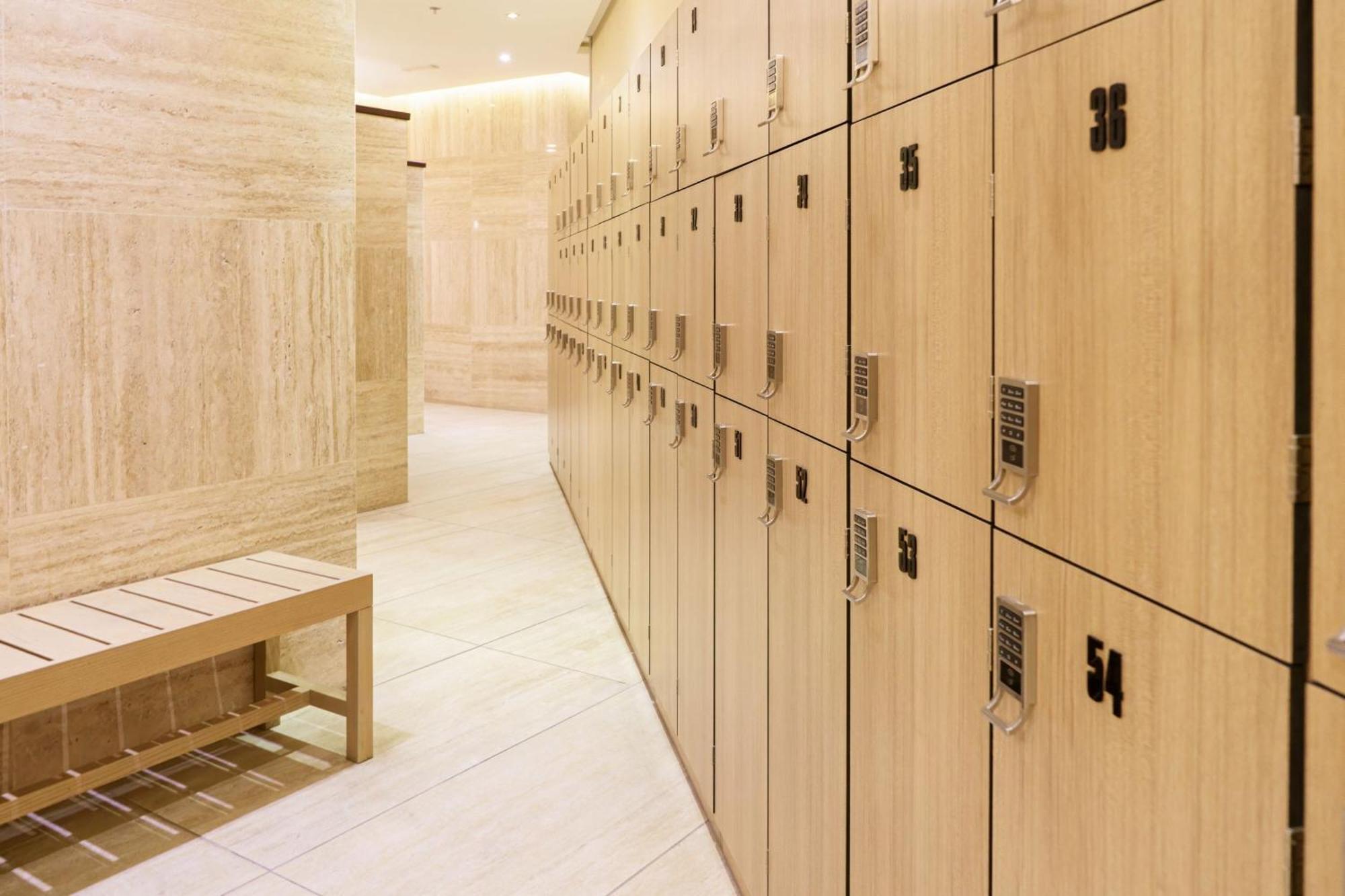 Le Meridien Abu Dhabi Bagian luar foto A locker room