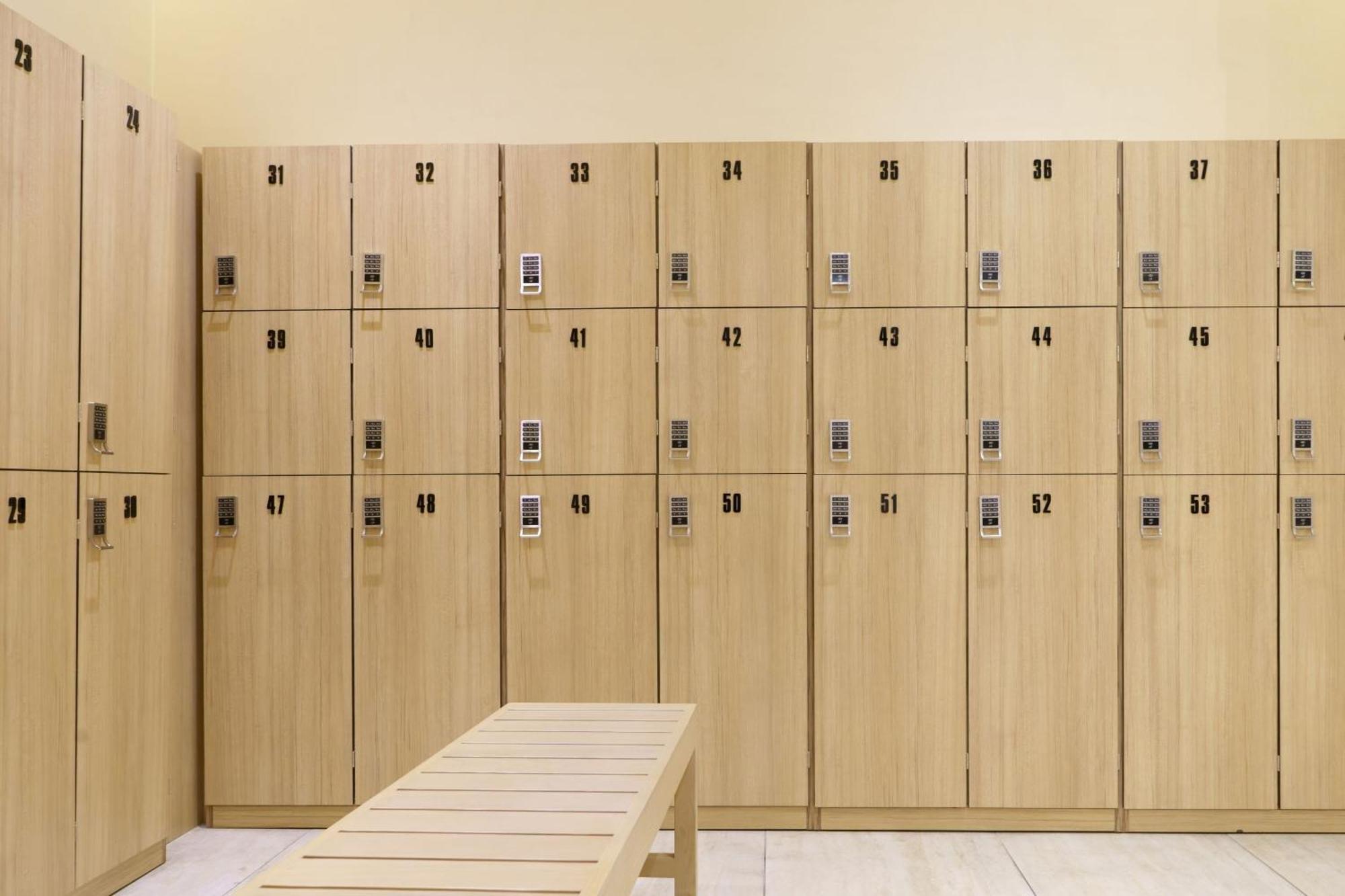 Le Meridien Abu Dhabi Bagian luar foto A locker room