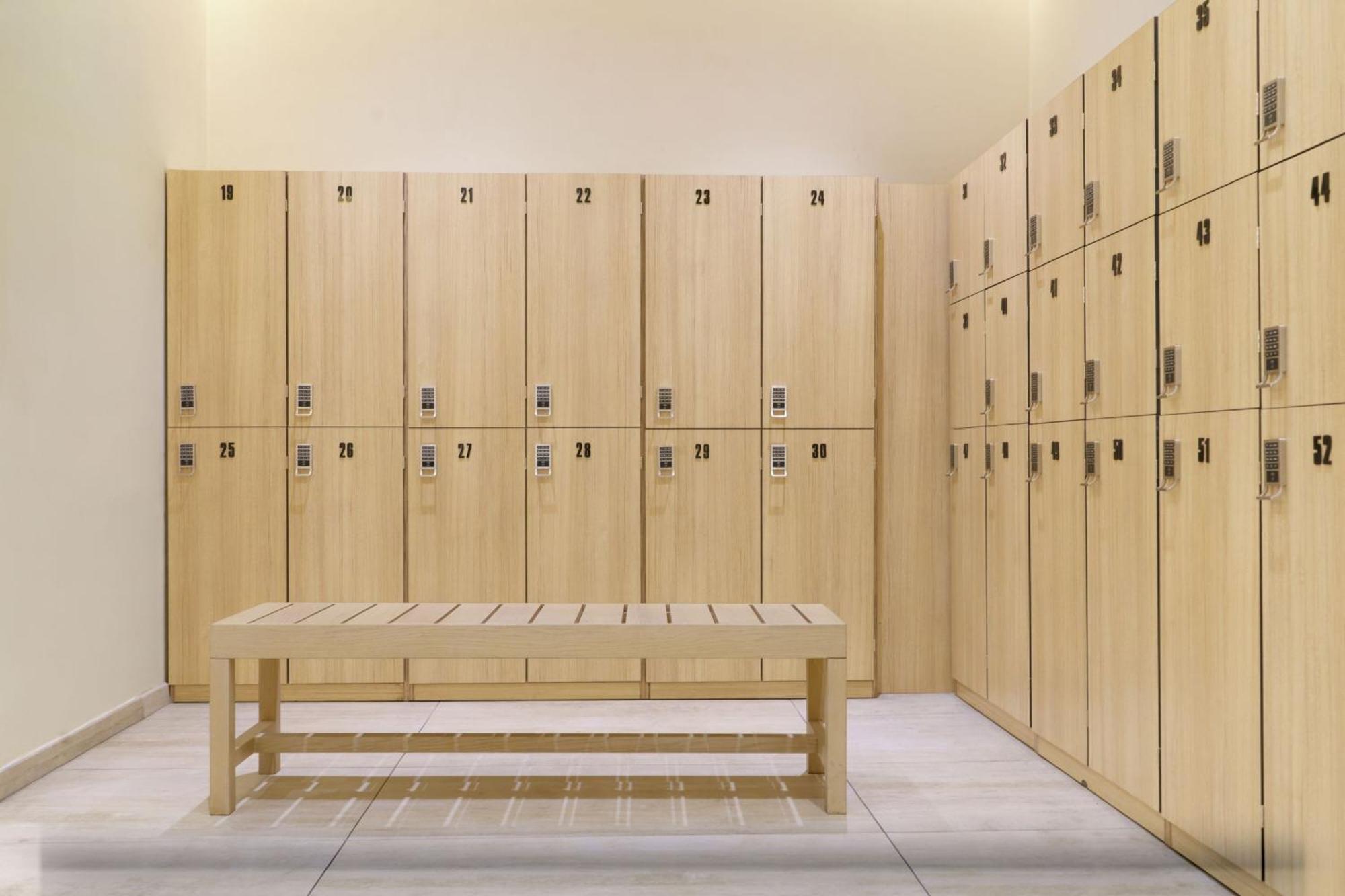 Le Meridien Abu Dhabi Bagian luar foto A locker room