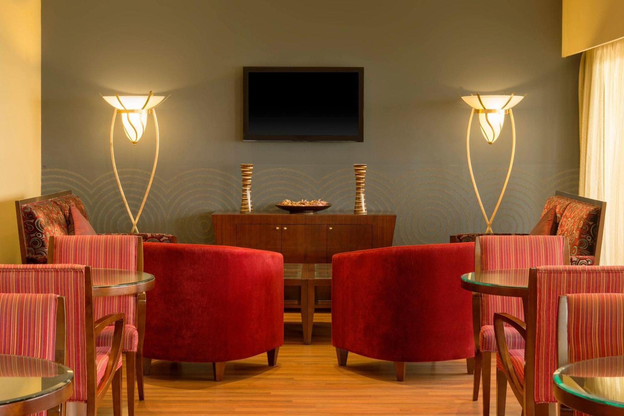 Le Meridien Abu Dhabi Bagian luar foto The lounge at the airport
