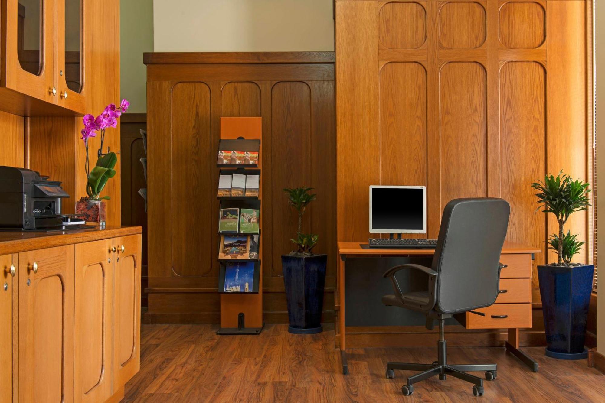 Le Meridien Abu Dhabi Bagian luar foto A typical office at the University of Cambridge
