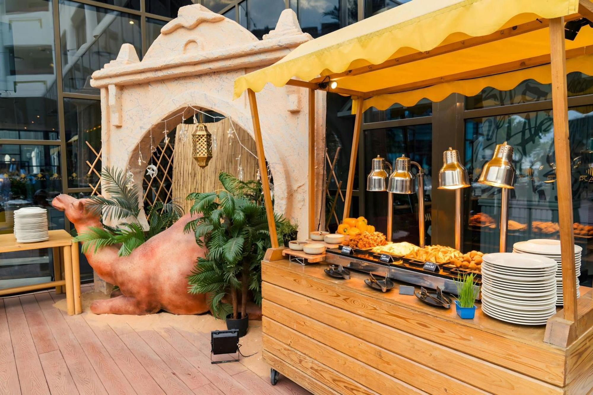 Le Meridien Abu Dhabi Bagian luar foto A food station at a buffet