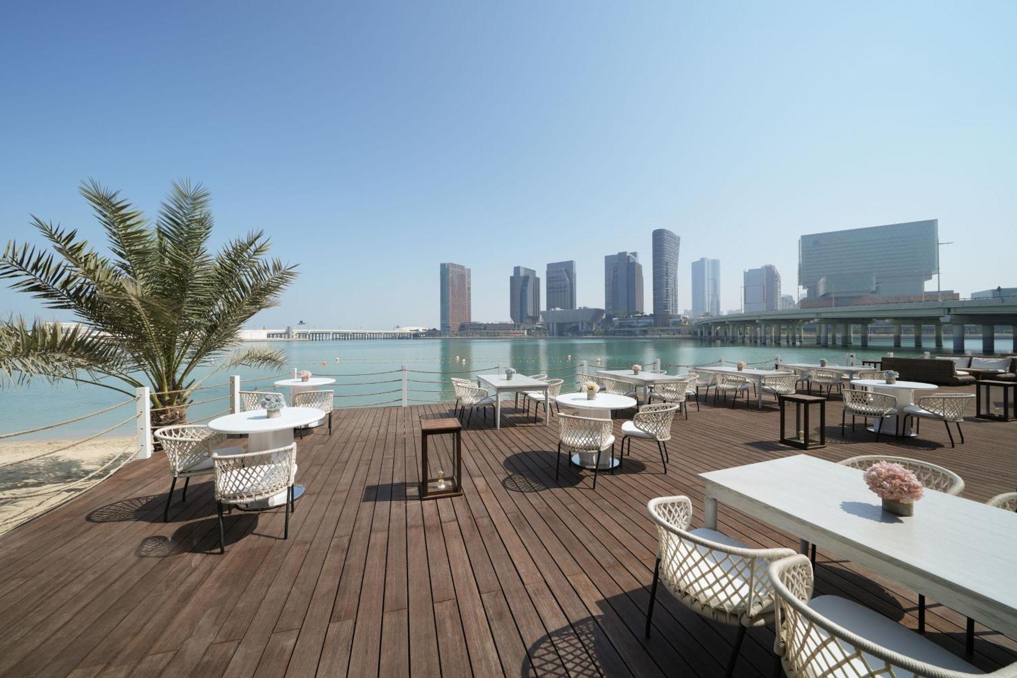 Le Meridien Abu Dhabi Bagian luar foto View of the Marina